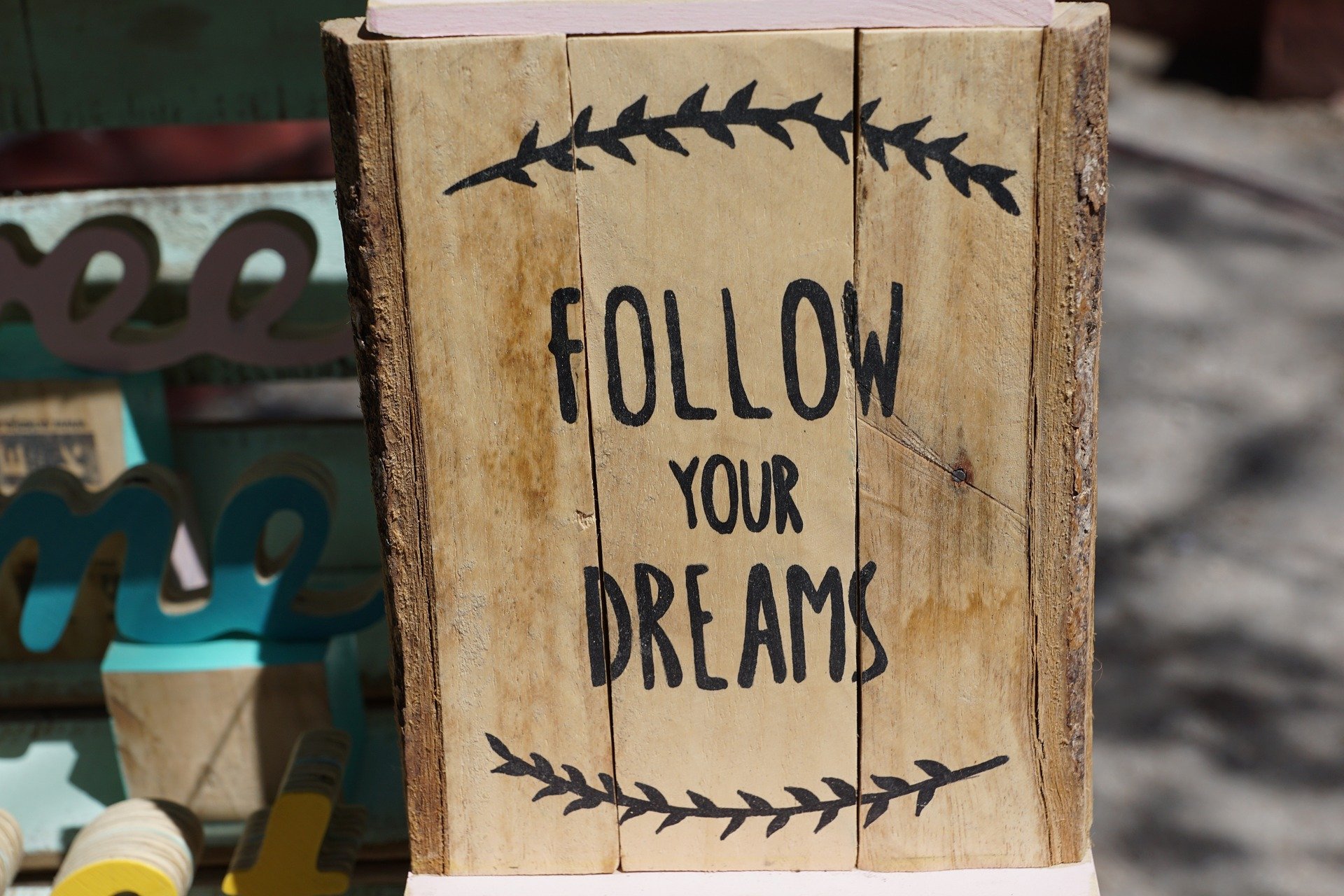 Auf einem Holzscheit steht Follow your dreams.